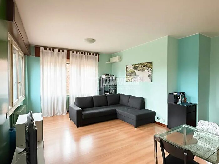Appartamento quadrilocale in vendita in Via Monte Grappa, Vedano Al Lambro