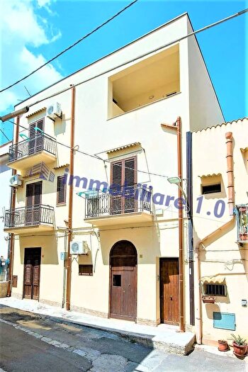Casa con 9 locali in vendita in Via Giovanni Bovio Castellammare del Golfo, Castellammare Del Golfo