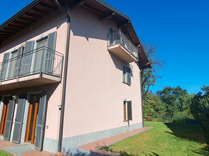 Appartamento trilocale in affitto in Via Isonzo, Buguggiate