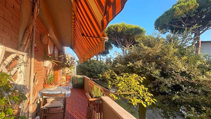 Appartamento quadrilocale in vendita in Vicolo Cateratte, Montignoso