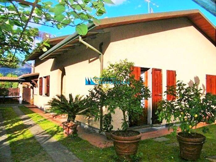 Casa quadrilocale in affitto in Via Pardini, Cinquale, Montignoso