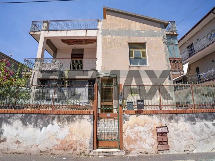 Appartamento con 6 locali in vendita in Via Aci Galatea, Gravina Di Catania