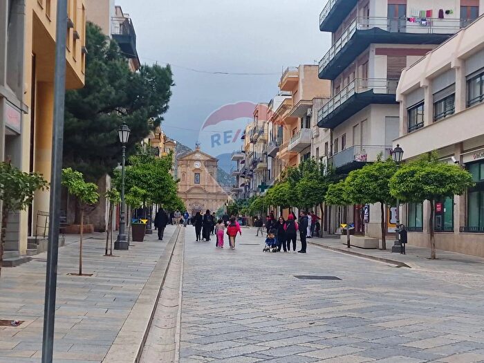 Appartamento trilocale in vendita in Corso Umberto I, Bagheria