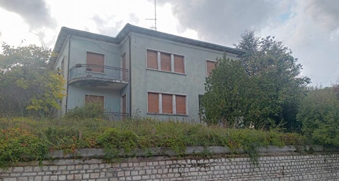 Casa con 12 locali in vendita in Via Raffaello Sanzio, Sassoferrato