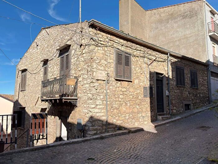 Casa con 10 locali in vendita in Bisacquino