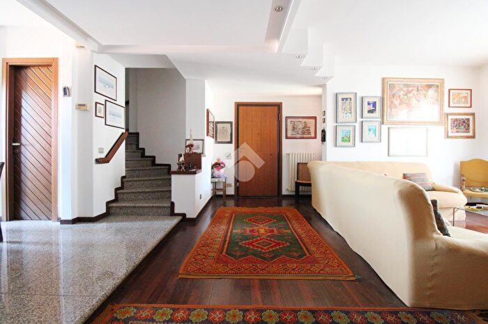 Appartamento con 6 locali in vendita in Via Ciliani, Prato