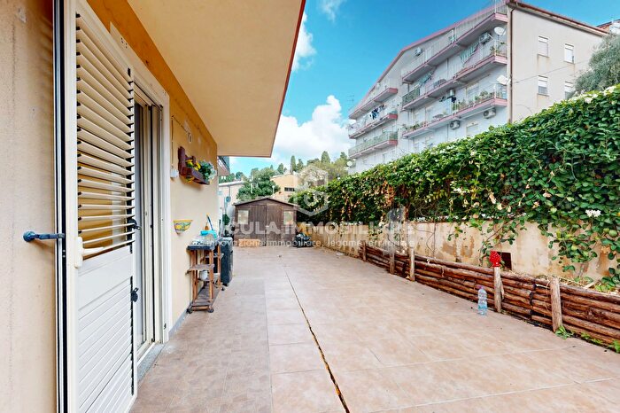 Appartamento trilocale in vendita in Via Letto Santo, Santo Stefano Di Camastra