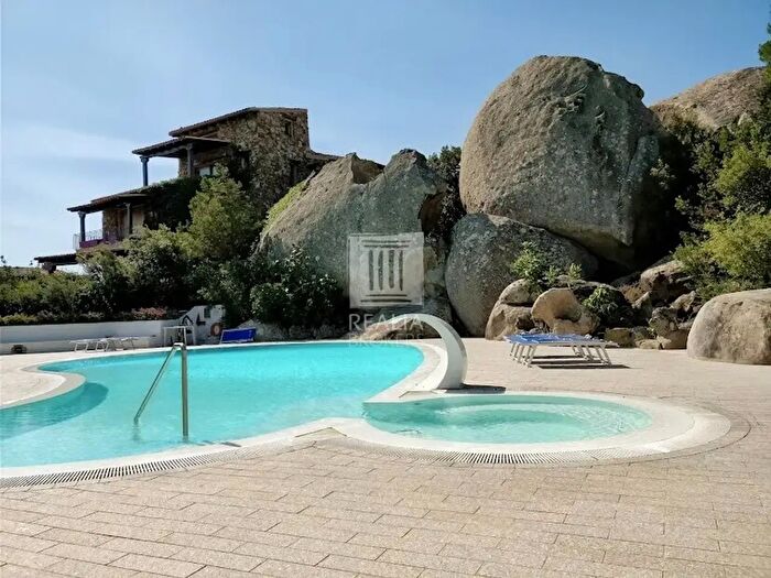 Appartamento con 5 locali in vendita in Via su Pinnone, Olbia