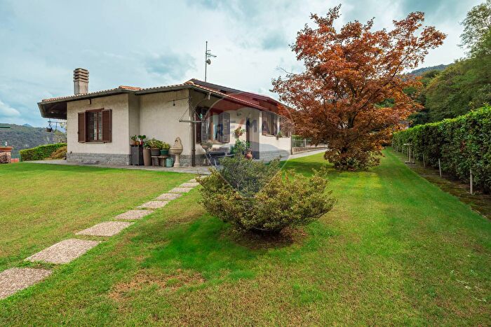 Casa quadrilocale in vendita in Via Piacco, Lavena Ponte Tresa