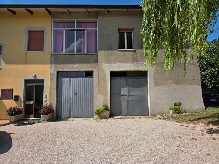 Casa quadrilocale in vendita in Via San Benedetto Basso, Valfabbrica