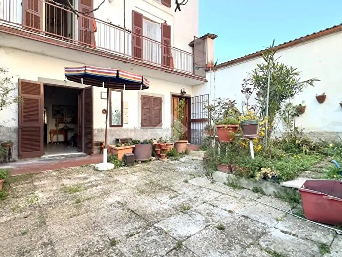Casa con 15 locali in vendita in Via Cavour, Pasturana
