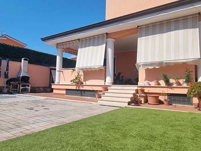 Casa trilocale in vendita in Via delle Azalee, Pomezia