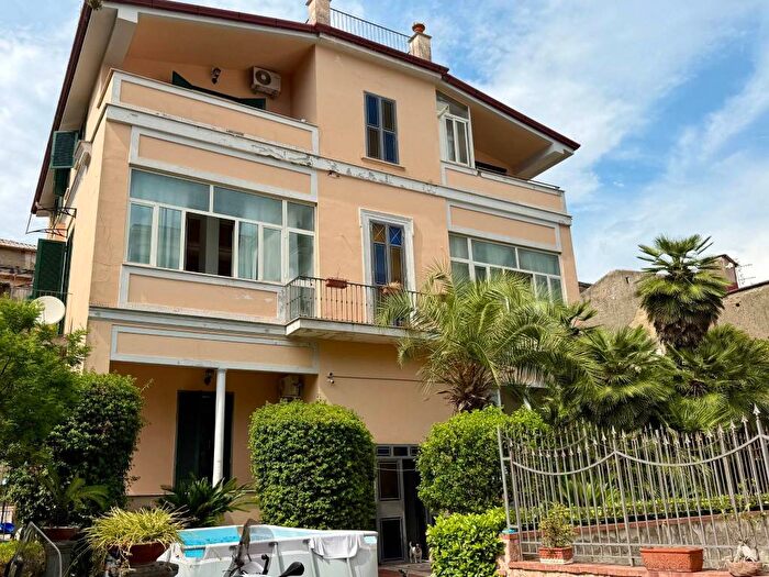 Appartamento con 6 locali in affitto in Vico della Neve, Stella Materdei, Napoli