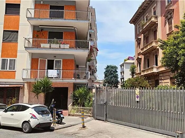 Appartamento con 5 locali in vendita in Via Bonito, Napoli