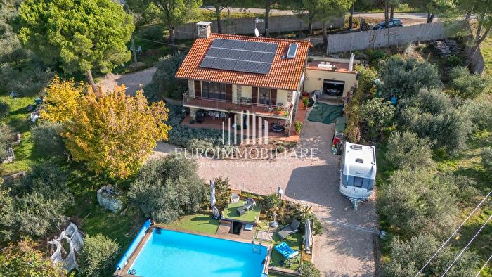 Casa con 7 locali in vendita in Località Cerqua Sasso, Passignano Sul Trasimeno