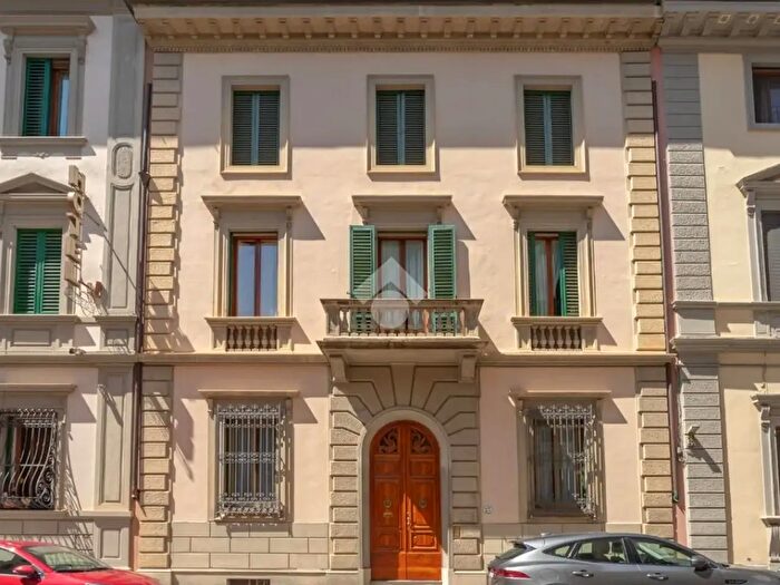 Appartamento con 5 locali in affitto in Via Bonifacio Lupi, Firenze