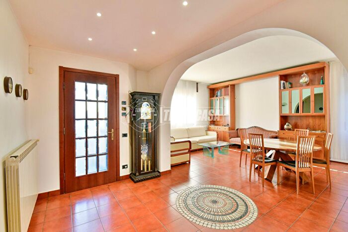 Appartamento quadrilocale in vendita in Via Regina Margherita, Capiago Intimiano