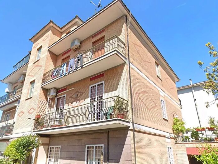 Appartamento trilocale in vendita in Via Fontana Candida, Roma