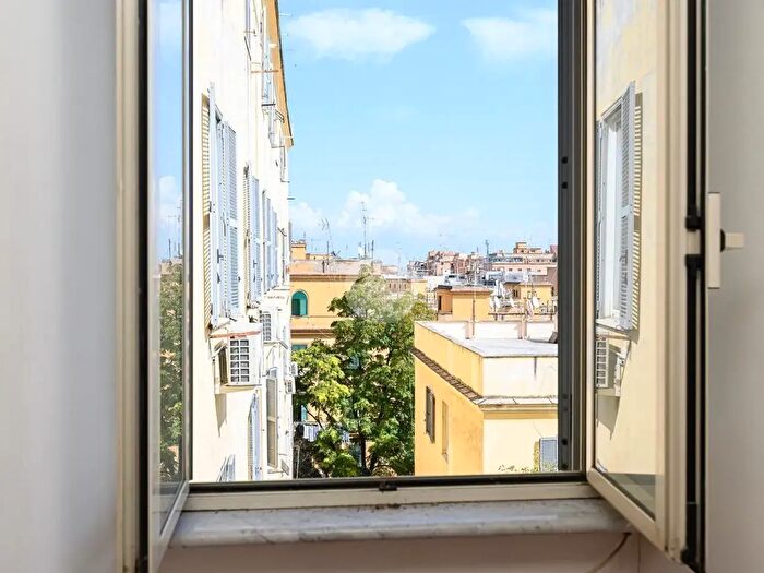 Appartamento con 5 locali in vendita in Via dei Marsi, Roma