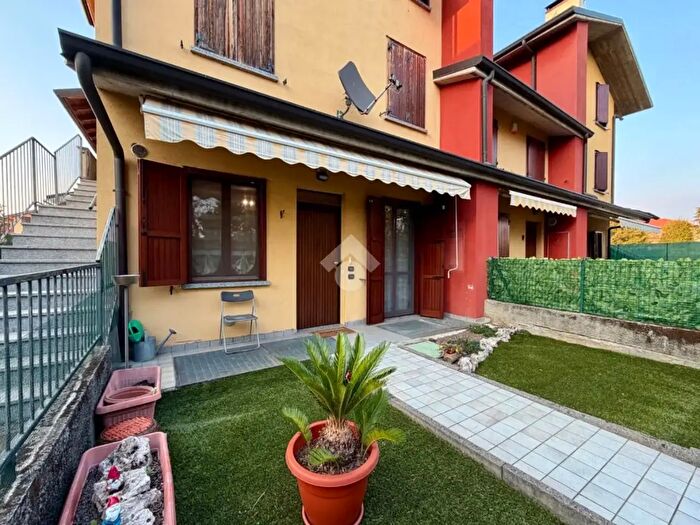 Appartamento trilocale in vendita in Via Largo Cascine, Terno D'Isola