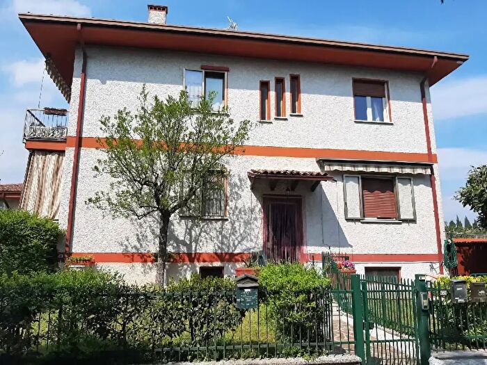 Appartamento trilocale in vendita in Via Case Sparse Serraglie, Manerba Del Garda