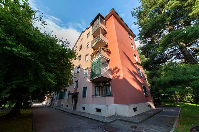 Appartamento trilocale in vendita in Via Osteno, Milano