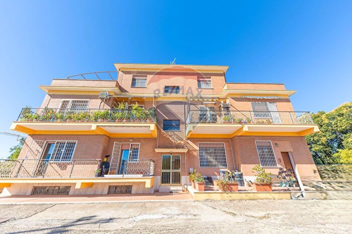 Appartamento trilocale in vendita in Via Laurentina, Pomezia