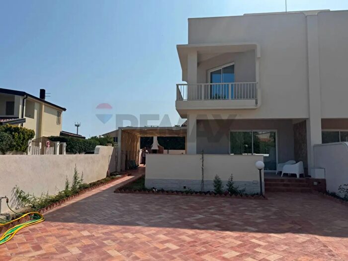 Casa con 8 locali in vendita in Noto