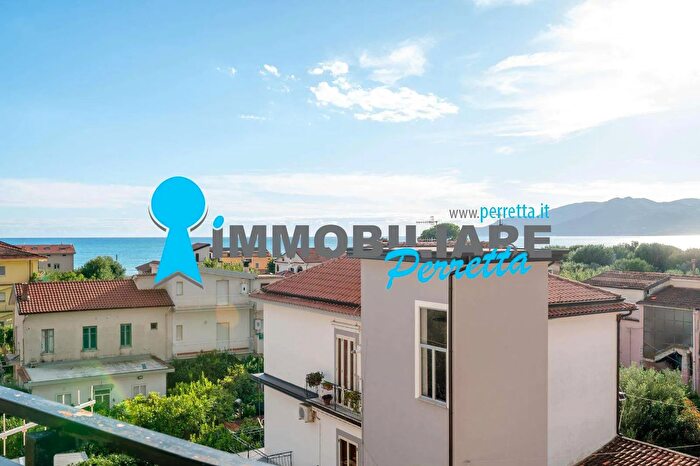 Appartamento con 6 locali in vendita in Via Regina Margherita, Vibonati