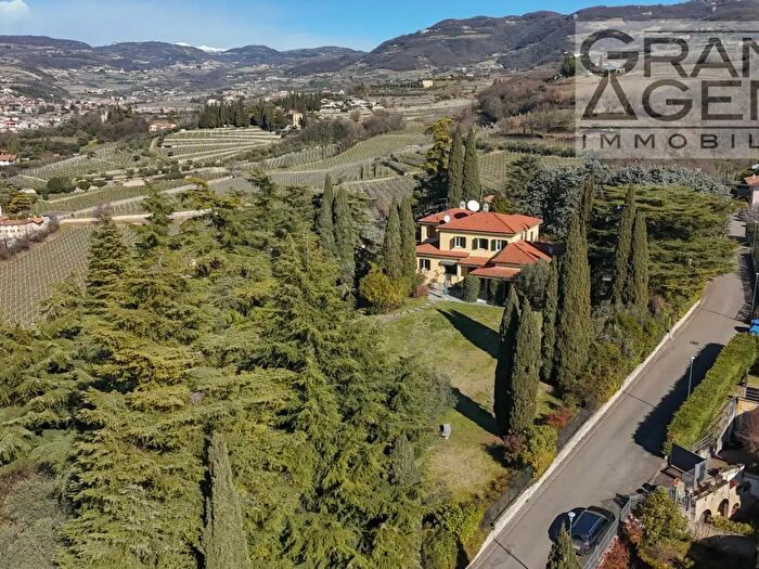 Casa con 10 locali in vendita in Via Regolo Sartori, Negrar