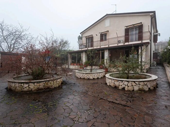 Casa con 7 locali in vendita in Via Rosario Livatino, Pedara