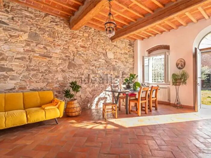 Casa con 11 locali in vendita in Capannori