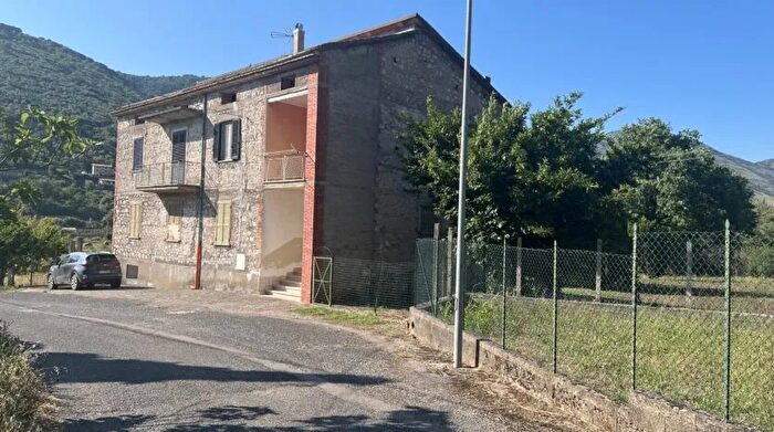 Appartamento con 6 locali in vendita in Via Liverani Lenola Lenola, Lenola