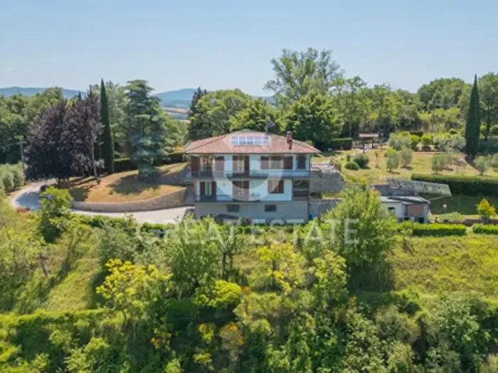 Casa con 6 locali in vendita in Chiusi