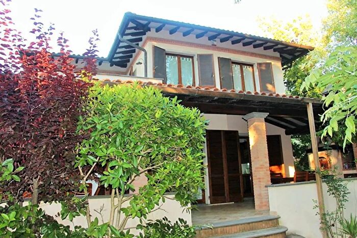 Casa con 12 locali in vendita in Pietrasanta