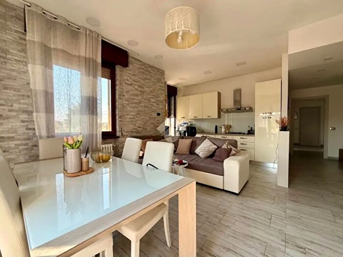 Appartamento trilocale in vendita in Via Dante Alighieri, Scanzorosciate