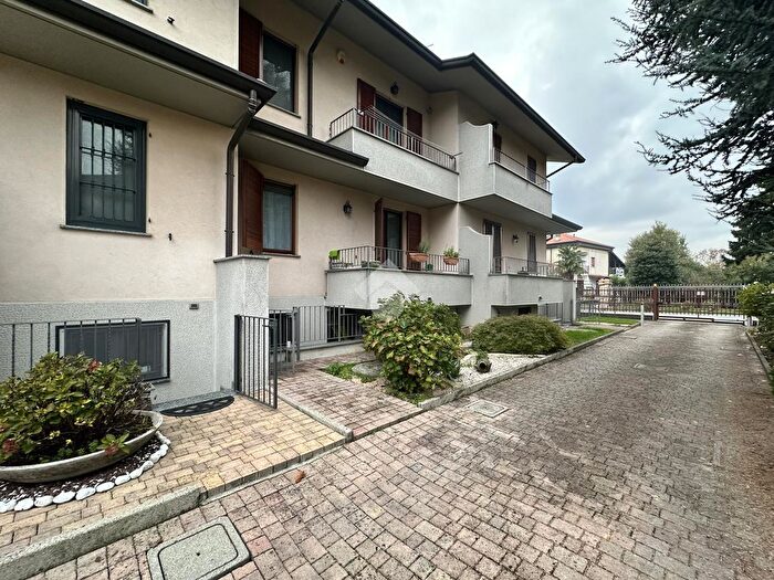 Casa quadrilocale in vendita in Via Roma, Grezzago