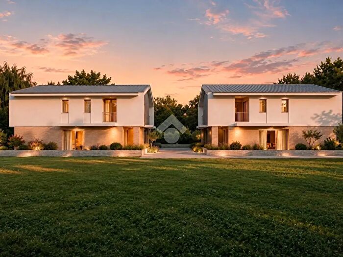 Casa quadrilocale in vendita in Via Ezio Comparoni, Reggio nell'Emilia