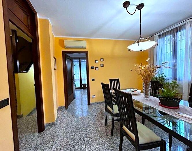 Casa con 8 locali in vendita in Strada Tre Olmi, Modena