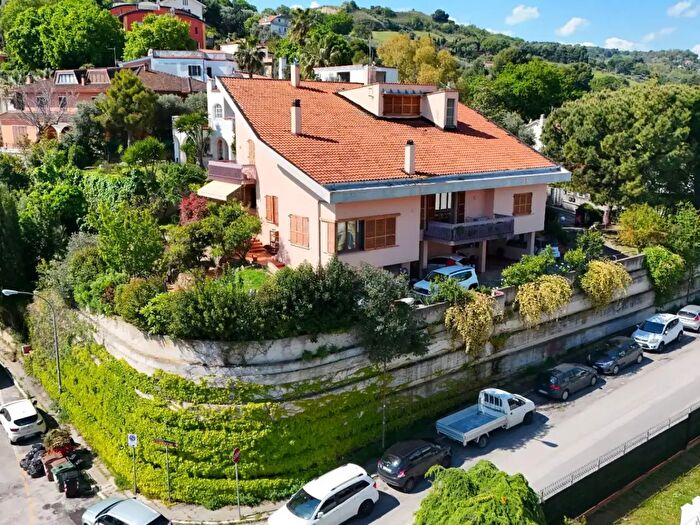 Casa con 17 locali in vendita in Via Sanzio Giovannelli, San Benedetto Del Tronto