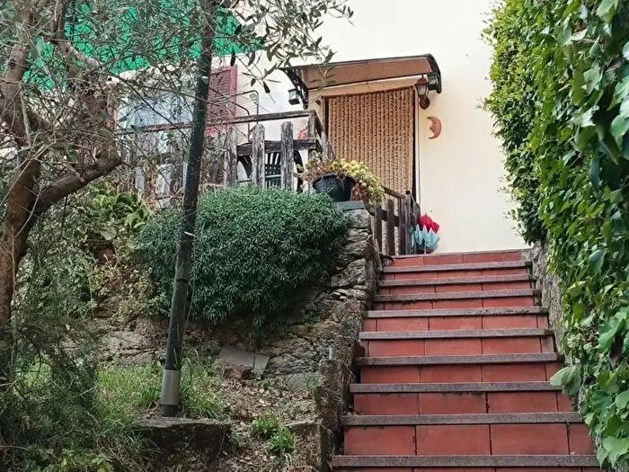 Casa quadrilocale in vendita in Luni