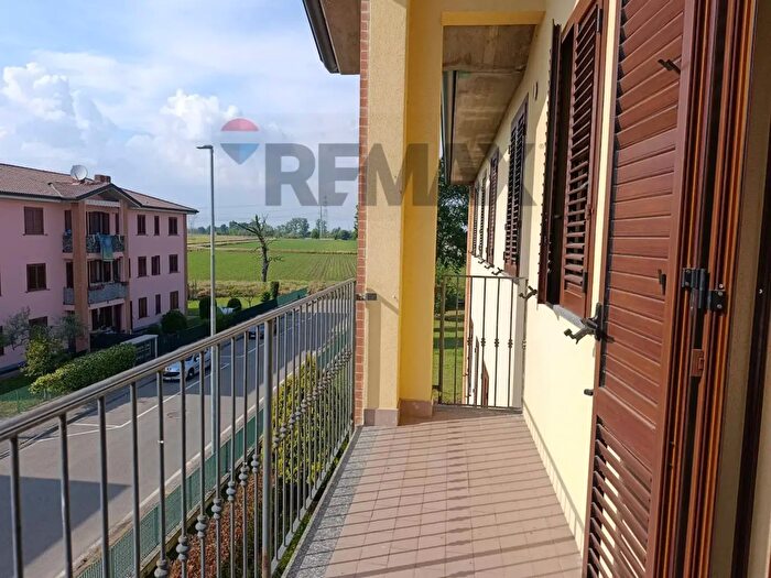 Appartamento con 5 locali in vendita in Via Rossini, Gropello Cairoli
