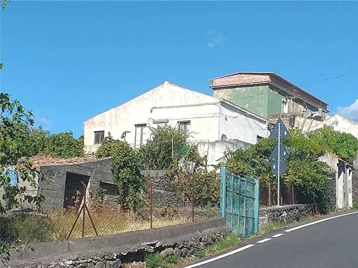 Casa quadrilocale in vendita in Via Tavola Sn, Piedimonte Etneo