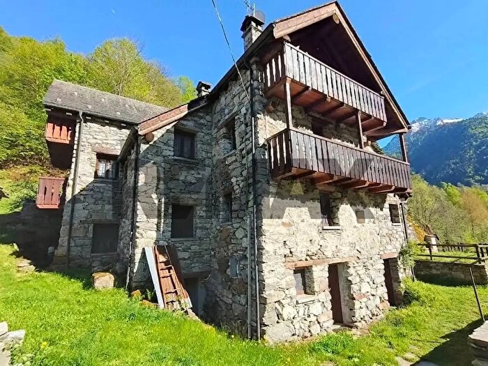 Casa con 7 locali in vendita in Case Rovazzi, Bannio Anzino