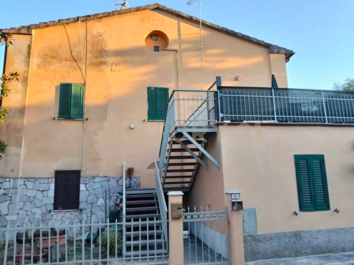 Appartamento con 5 locali in vendita in Largo Centurie, Roccastrada