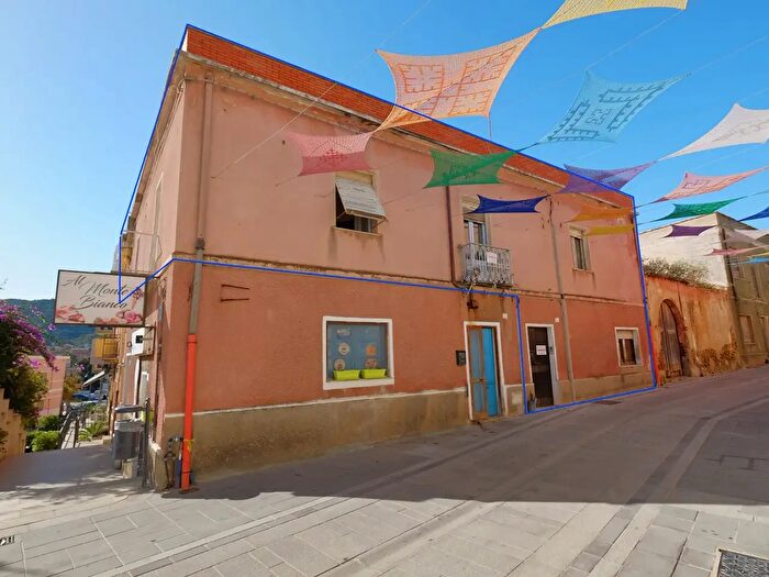 Casa con 8 locali in vendita in Via Principe Umberto, Teulada