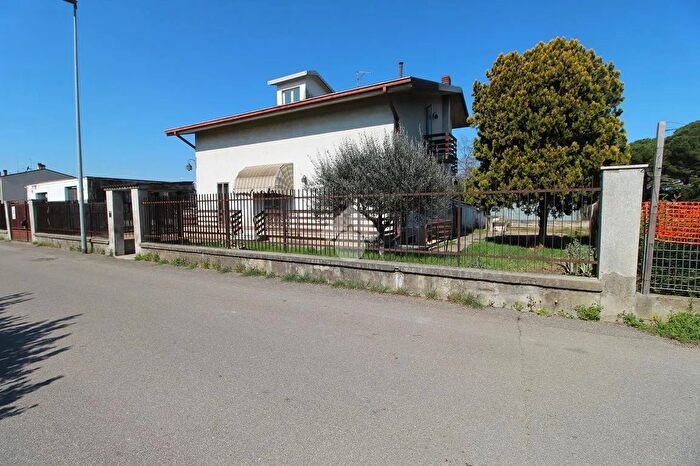 Casa con 9 locali in vendita in Via Mantovana, Verona