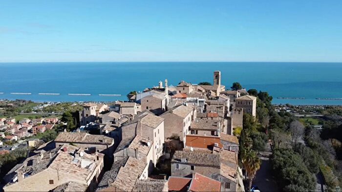 Casa con 10 locali in vendita in Viale Fiume, Fermo