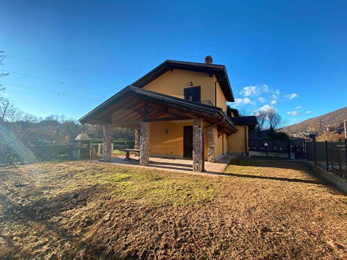 Casa con 5 locali in vendita in Cugliate Fabiasco