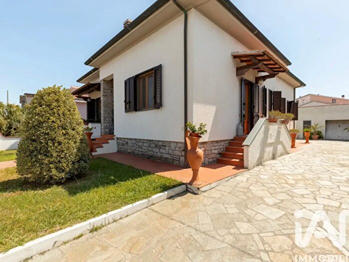Casa con 8 locali in vendita in Via Profeti, Cascina